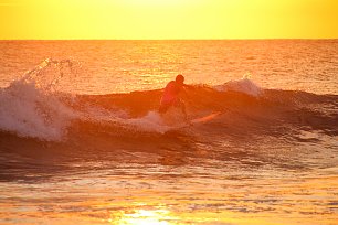 Surfer auf kleiner Welle Wandbild