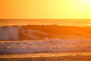 Surfszene im Sonnenuntergang Wandbild
