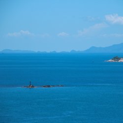 Blaues-Meer-mit-Inseln