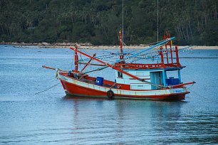 Rotes Fischerboot Wandbild