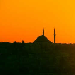 Moschee-im-orangen-Abendhimmel
