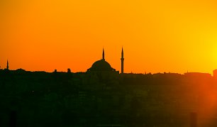 Moschee im orangen Abendhimmel Wandbild