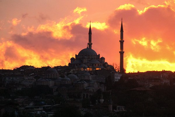 Moschee unter dramatischem Himmel Wandbild