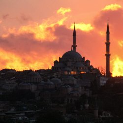 Moschee-unter-dramatischem-Himmel