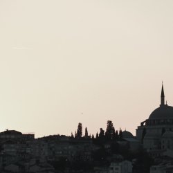 Moschee-unter-weitem-Himmel