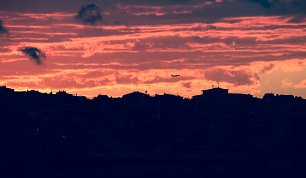 Rosa Wolken mit Stadt Wandbild