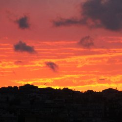 Rote-Wolkenbahnen