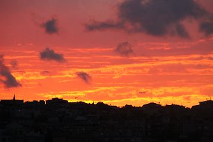 Rote Wolkenbahnen Wandbild