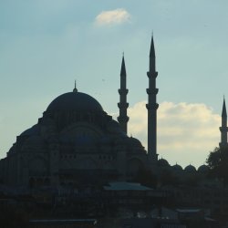 Silhouette-einer-Moschee