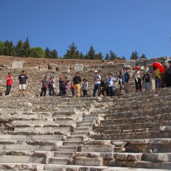 Touristen-in-Amphitheater
