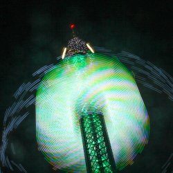Leuchtender-Turm-bei-Nacht