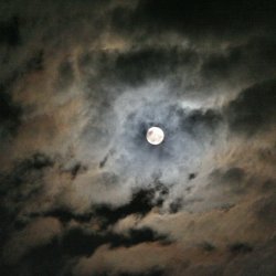 Vollmond-Wolken-Mondeschein