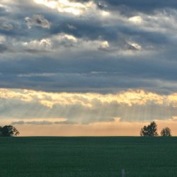 Wolken-Sonnenstrahlen-Landschaft