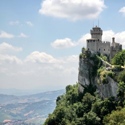 Burg-auf-Felsen