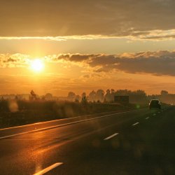 Goldener-Sonnenuntergang-Autobahn